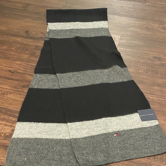 Tommy Hilfiger NWT Black & Gray Striped Scarf One Size - Picture 2 of 2